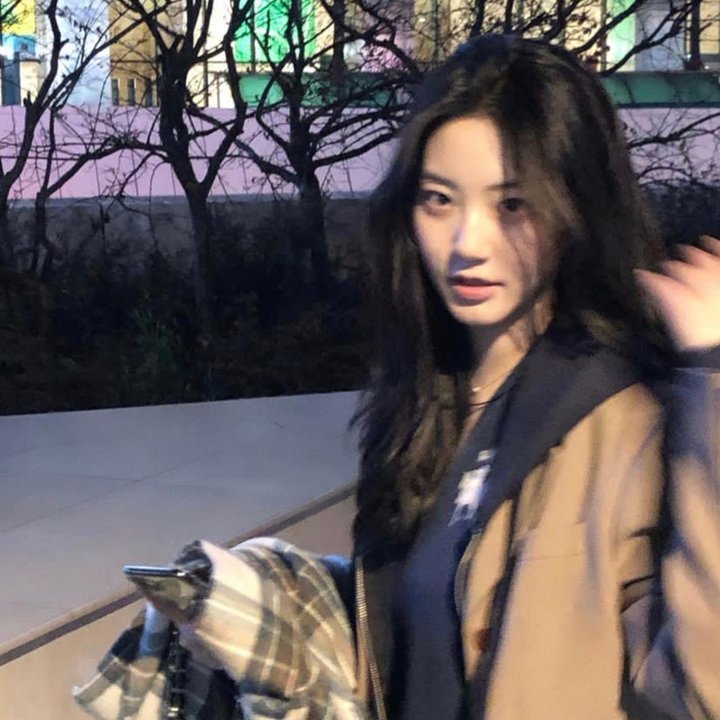 年轻女孩爱过来